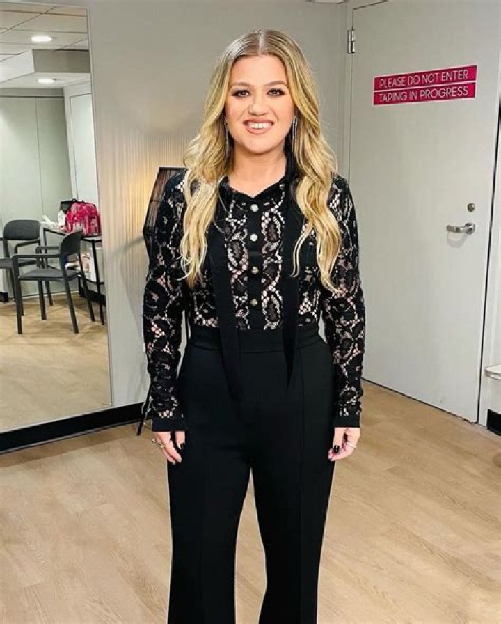 Discover The Astonishing Height Of Kelly Clarkson: A Look At Her Enviable Stature